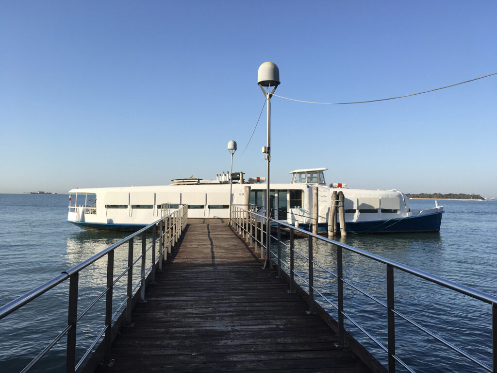 Il Vaporetto dell'immaginario attracco nell' isola di San Servolo